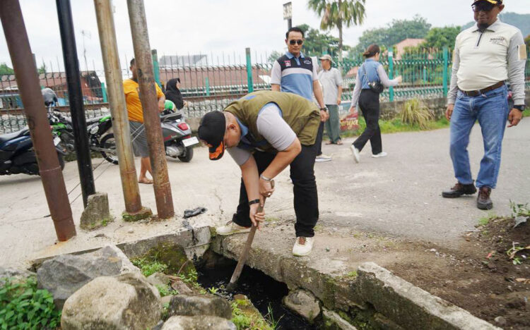 Padang Bagoro, Warga Diajak Perangi Sampah dan TPS Liar 1 BERSIHKAN GORONG-GORONG— Pj Wako Padang Andree Algamar melakukan pembersihan gorong-gorong saat pelaksanaan Padang Bagoro, beberapa waktu lalu. Minggu (30/6) besok, Pemko kembali mengajak seluruh warga untuk melaksanakan ‘Padang Bagoro’ di lingkungan tempat tinggal.