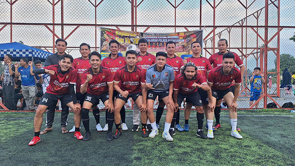 FOTO BERSAMA— Tim Futsal Satreskrim Polres Payakumbuh foto bersama usai kalahkan Satresnarkoba.