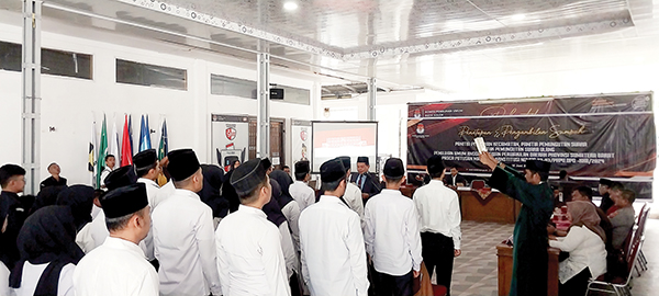 KPU Kota Solok Lantik anggota PPK dan PPS, Siap Laksanakan PSU Anggota DPD RI 1 PENGAMBILAN SUMPAH— Pelantikan dan pengambilan sumpah anggota PPK dan PPS Kota Solok, Rabu (26/6).