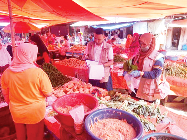 OKKPD Agam Turun ke Pasar, Pastikan Pangan Terhindar dari Bahan Berbahaya 1 PENGUJIAN SAMPEL— Otoritas Kompeten Keamanan Pangan Daerah (OKKPD) Kabupaten Agam turun melakukan pengujian sampel pangan segar ke pasar serikat Lubuk Basung, Rabu (12/6).