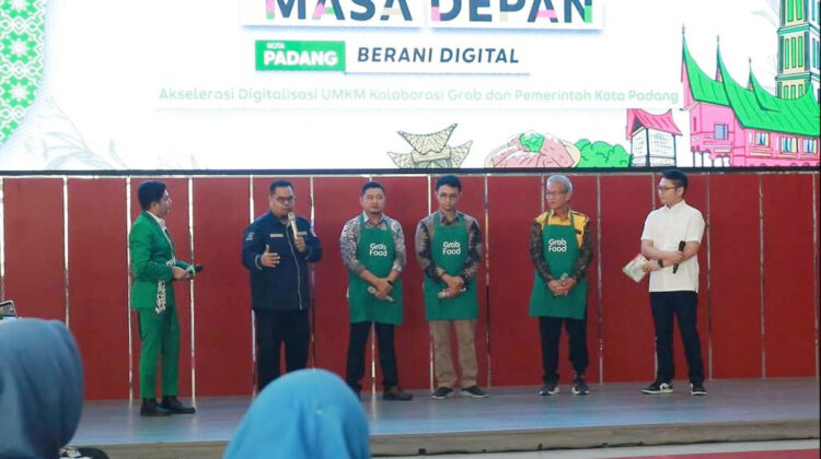 BERANI DIGITAL— Kepala Dinas Koperasi dan Usaha Kecil Menengah Kota Padang, Fauzan Ibnovi, kegiatan ‘Kota Masa Depan, Padang Berani Digital’ yang berkolaborasi dengan Grab Indonesia di Ruang Bagindo Aziz Chan, Balai Kota Padang, Kamis (27/6).