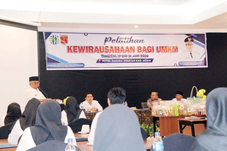 Pelatihan Kewirausahaan bagi UMKM, Langkah Pemkab Agam Tingkatkan SDM Kompetitif 1 PELATIHAN UMKM— Sekdakab Agam Edi Busti saat
membuka pelatihan kewirausahaan bagi para pelaku
UMKM, Rabu (19/6).