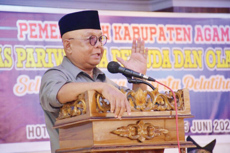 PELATIHAN— Sekdakab Agam, Edi Busti saat membuka pelatihan pemasaran digital, di Hotel Sakura Sariah Lubuk Basung, Senin (3/6).