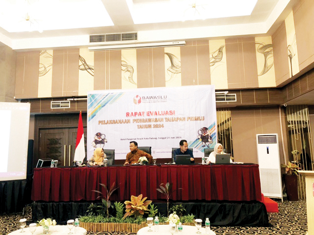 Rapat Evaluasi Bersama Bawaslu Kabupaten Kota, Bawaslu Sumbar Ingin Ciptakan Pilkada yang Berintegritas 1 RAPAT EVALUASI— Rapat Evaluasi Pelaksanaan Pengawasan Tahapan Pemilu tahun 2024 yang digelar Badan Pengawas Pemilu (Bawaslu) Provinsi Sumbar bersama Bawaslu Kabupaten/kota, di Hotel Pangeran Beach, kota Padang, Jumat (21/6).