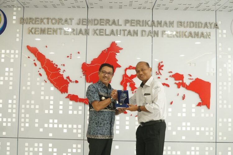 PERTEMUAN— Bupati Solsel Khairunas dalam pertemuannya dengan Dirjen Budidaya Perikanan, 
Kementerian Kelautan dan Perikanan