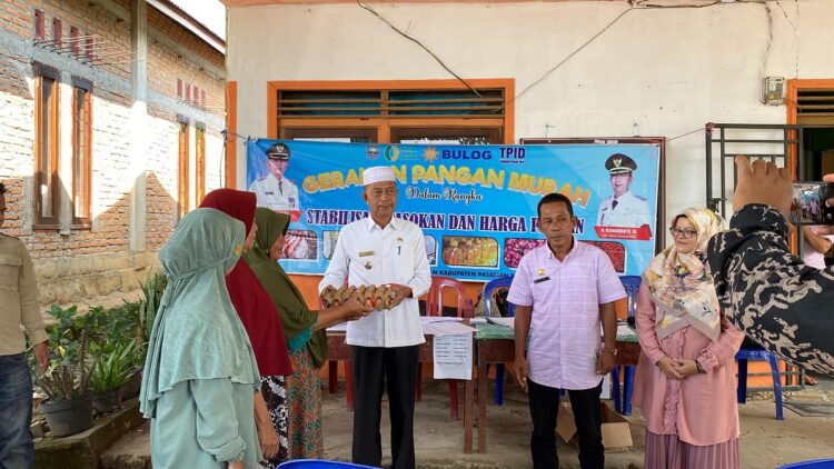 GERAKAN PANGAN MURAH— Pemkab Pasbar menggelar GPM di Nagari Simpang Timbo Abu Kajai