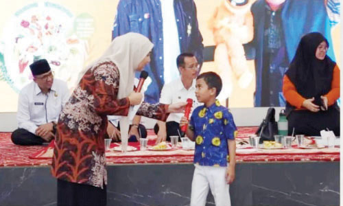 Bukittinggi Dukung Kampanye Makanan B2SA Goes To The School 1 KAMPANYE MAKANAN— Dinas Pangan Sumatra Barat didukung Pemerintah Kota (Pemko) Bukittinggi melalui Dinas Pertanian dan Pangan Bukittinggi menggelar kegiatan Kampanye makanan B2SA Goes To The School. Kegiatan ini berlangsung di Balairung Rumah Dinas Wali Kota Bukittinggi, Rabu (8/5).