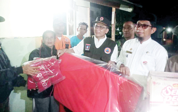 Pemko Bantu 4 KK Terdampak Puting Beliung di Palinggam 1 SERAHKAN BANTUAN— Kalaksa BPBD Kota Padang, Hendri Zulviton bersama Camat Padang Selatan, Anhal Mulya, menyerahkan bantuan untuk warga yang tersampak angin puting beliung di Kelurahan Seberang Palinggam, Kecamatan Padang Selatan.