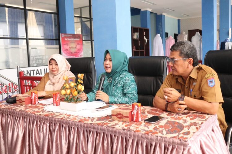 SAMBUTAN—Pj. Ketua TP-PKK Kota Payakumbuh Elfriza Zaharman berikan sambutan saat menghadiri monitoring dan evaluasi (monev) bersama seluruh kepala Puskesmas, pengelola gizi, pengelola KIA, dan pengelola wilayah dari seluruh Puskesmas se-kota Payakumbuh.