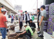 Pemko Goro Bersihkan Drainase Pasar Aur Kuning