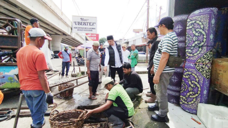 BERSIHKAN DRAINASE— Seluruh perwakilan OPD Pemko Bukittinggi melakukan
 goro membersihkan saluran drainase di Pasar Aur Kuning Bukittinggi, Minggu (16/6).