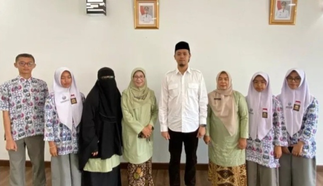Pemkot Bukittinggi Apresiasi SMAN 1 Go To Europe 1 APRESIASI— Pemerintah Kota Bukittinggi mengapresiasi program “SMAN 1 Go To Europe” yang merupakan rintisan perdana dari Sekolah Menengah Atas menembus Benua Eropa.
