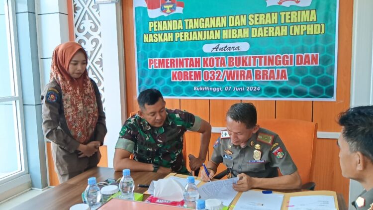 Serah Terima NPHD, Pemko dan Korem Wirabraja Sepakati Kerjasama Amankan Pilkada 1 TANDATANGAN— Penandatanganan serah terima NPHD antara Pemko Bukittinggi bersama Korem 032/Wirabraja diwakili Komandan Kodim (Dandim) 0304/ Agam, Sabtu (8/6).