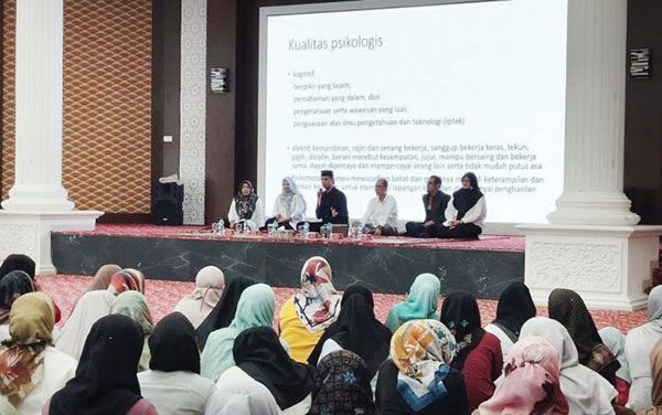 PENGATAN EKONOMI— Pemerintah Kota Bukittinggi terus menggulirkan program berbasis penguatan ekonomi 
masyarakat sepanjang awal tahun 2024. Program dari inisiasi Wali Kota Erman Safar itu terus berfokus kepada 
kepentingan masyarakat di ekonomi menengah ke bawah.
