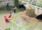 Antisipasi Banjir Susulan, Warga Turun ke Sungai