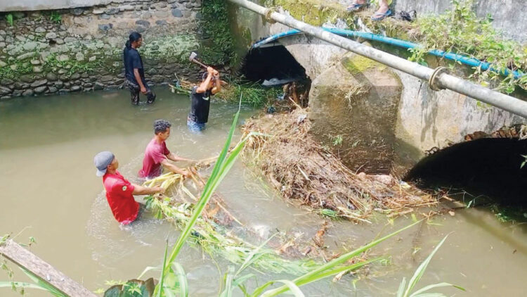 Antisipasi Banjir Susulan, Warga Turun ke Sungai 1 GOTONG ROYONG— Warga di Jorong Pasar Rabaa, Nagari Koto Kaciak, Kecamatan Tanjung Raya melakukan aksi gotong royong pembersihan gorong -gorong yang menyumbat aliran sungai, Kamis (20/6).