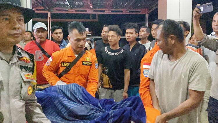 Pencari Lokan Tewas Diterkam Buaya 1 EVAKUASI— Tim SAR gabungan mengevakuasi jenazah pencari lokan yang ditemukan tewas akibat diterkam buaya.