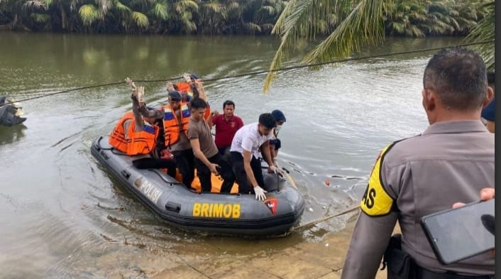 Mayat Pria Mengambang di Sungai Kawasan Padang Sarai, Identitas Korban belum Diketahui 1 MAYAT— Polisi melakukan
evakuasi terhadap mayat yang ditemukan mengambang di kawasan Padang Sarai.