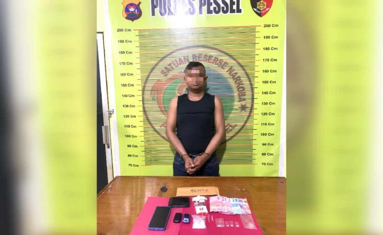 PENGEDAR SABU— Pelaku BN (26) yang diduga sebagai pengedar sabu ditangkap jajaran Polres Pessel.