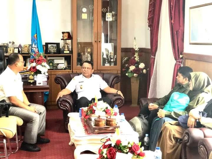 Pj. Fernando Terima Kunjungan Tim Intervensi dan Verifikasi PPTPKH, Berikan Kepastian Hukum dan Legalitas Penguasaan Tanah Masyarakat 1 KUNJUNGAN TIM INTERVENSI— Pj Bupati Kepulauan Mentawai, Fernando Jongguran Simanjuntak, saat menerima kunjungan tim intervensi dan verifikasi penyelesaian penguasaan tanah.