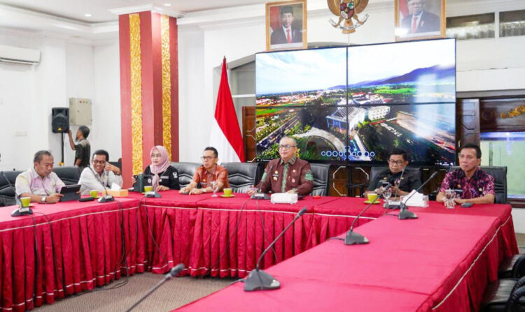 IKUTI RAKOR MENDAGRI—Pj Wali Kota Padang Andree Harmadi Algamar mengikuti Rakor Pj Kepala Daerah bersama Mendagri Tito Karnavian, secara virtual, dari Rumah Dinas Wali Kota Padang, Kamis (20/6).