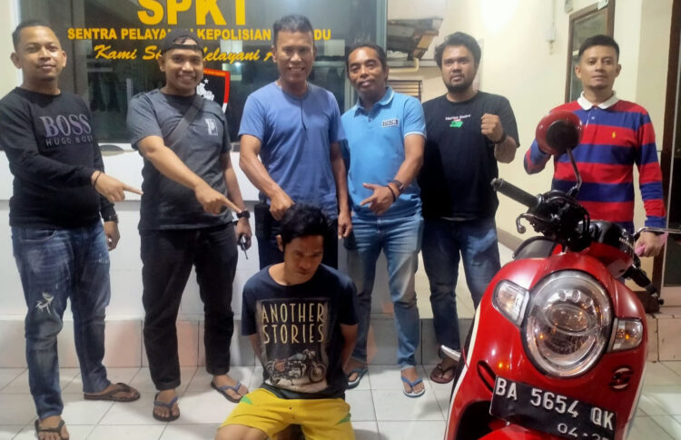 PENCURI BUKU— Pelaku Tony Marly (37) yang mencuri ratusan buku pelajaran di SD Negeri 27 Sawahan Dalam, Kecamatan Padang Timur, ditangkap Polisi.