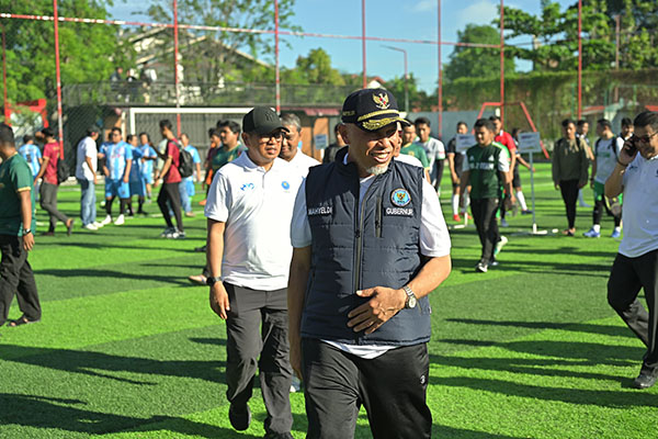 MINI SOCCER— Gubernur Mahyeldi saat membuka secara resmi gelaran Turnamen Mini Soccer di Lapangan Saudagar Minang, Kawasan GOR. H. Agus Salim, Kota Padang, Minggu (23/6).