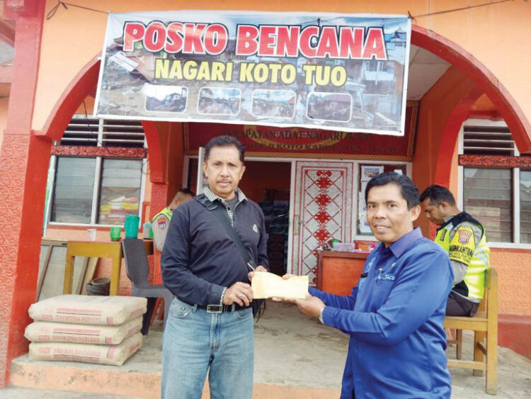 Perantau Matur Saiyo Salurkan Bantuan untuk Korban Bencana 1 SALURKAN BANTUAN— Perantau Matur Saiyo yang tergabung dalam Badan Koordinasi Matua Saiyo (BKMS), kembali salurkan bantuan Rp10,4 juta kepada korban bencana galodo, Kamis (6/6).