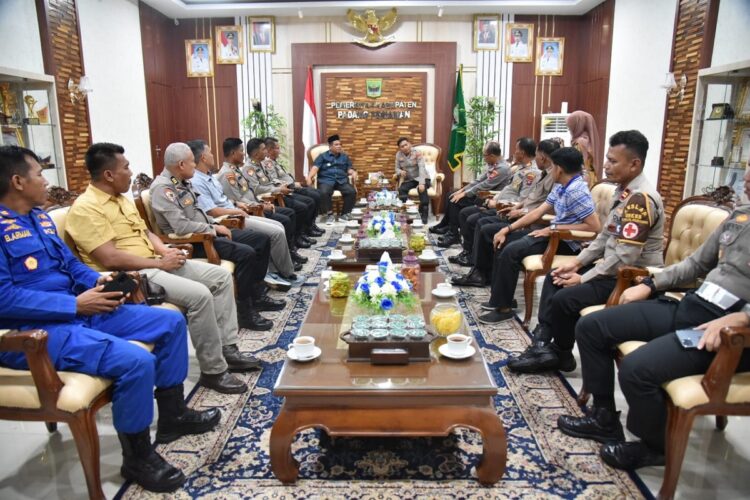 Bupati Suhatri Mendukung Kegiatan HUT Bayangkara ke-78 1 SILATURAHMI—Bupati Padangpariaman Suhatri Bur saat silaturahmi dan mendukung penuh pelaksanaan HUT Bhayangkara ke 78 tahun 2024.