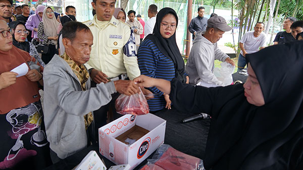 Idul Adha 1445 Hijriah, Pertamina Patra Niaga Sumbagut Salurkan 127 Ekor Hewan Kurban 1 PEMBAGIAN-PT Pertamina Patra Niaga Regional Sumbagut menyalurkan sebanyak 127 hewan kurban kepada masyarakat.