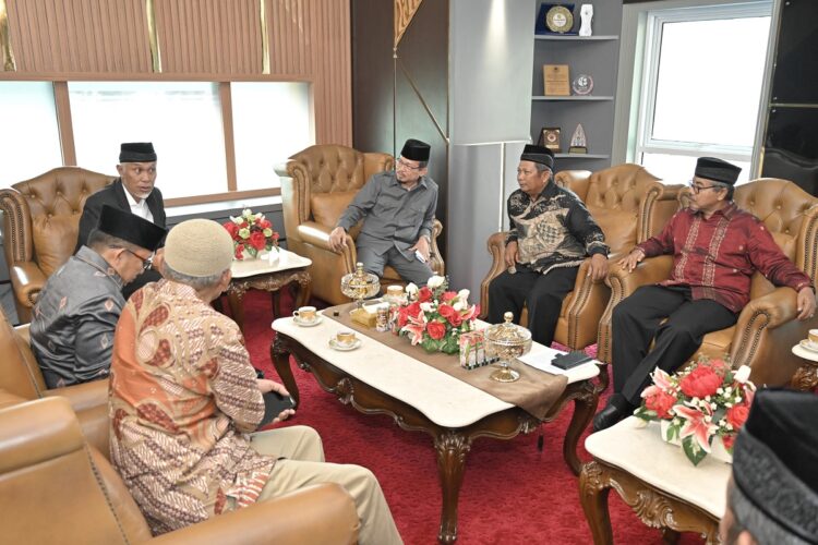 AUDIENSI— Gubernur Sumbar Mahyeldi menerima audiensi pengurus KAN Nagari Gunuang Kota Padang Panjang, KAN Nagari Guguak Kecamatan 2X11 Kayu Tanam dan KAN Nagari Anduriang Kabupaten Padangpariaman, di ruang rapat kantor Gubernur, Jumat (31/5).