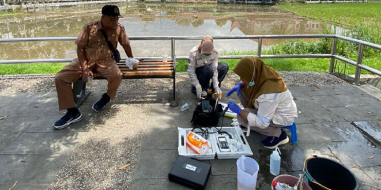 Jaga Kualitas Air Permukaan, UPTD Laboratorium Lingkungan Ambil Sampel di 8 Titik Sungai 1 AMBIL SAMPEL AIR—Petugas mengambil air sungai untuk diuji gina mengetahui kualitas air singai.