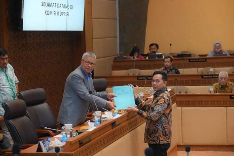 SERAHKAN—Penjabat (Pj) Wali Kota Sawahlunto Fauzan Hasan, serahkan saran dan masukan saat  ikuti Rapat Panja (Panitia Kerja) bersama Komisi II DPR RI untuk membahas 26 Rancangan Undang-Undang.