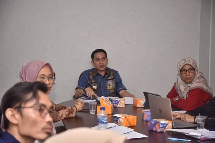 PIMPIN—Penjabat (Pj) Wali Kota Sawahlunto Fauzan Hasan memimpin rapat koordinasi percepatan penanganan stunting, di Balaikota, pada Jumat (31/5).\