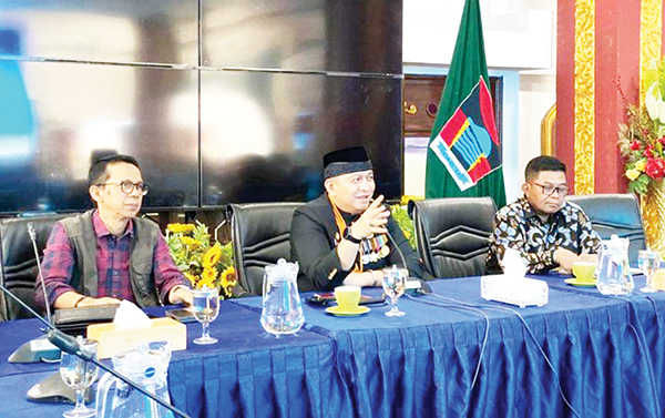 100 Hari Kerja, Pj Wako Fokus Perbaiki Jalan Berlubang, Sampah dan Drainase 1 PANGGIL KEPALA OPD— Pj Wali Kota Padang, Andree Algamar memanggil seluruh kepala OPD Pemko dan melakukan rapat mendadak, Sabtu (1/6). Di dalam rapat, Pemko pada 100 hari ke depan fokus dalam penanganan masalah jalan berlubang, sampah dan drainase.