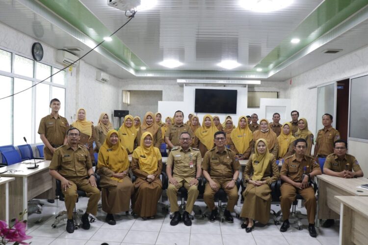 USAI—Penjabat (Pj) Wali Kota Payakumbuh Suprayitno usai memimpin Apel di Badan Perencanaan dan Pembangunan Daerah (Bappeda) Kota Payakumbuh.