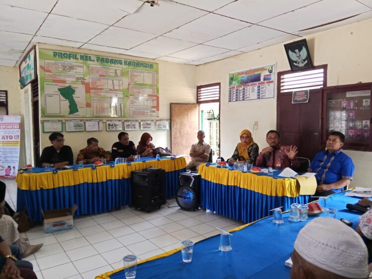 PEMBAHASAN GANTI RUGI— Pj Wali Kota Suprayitno saat bersama warga masyarakat membicarakan ganti rugi lahan yang terdampak longsor TP Regional