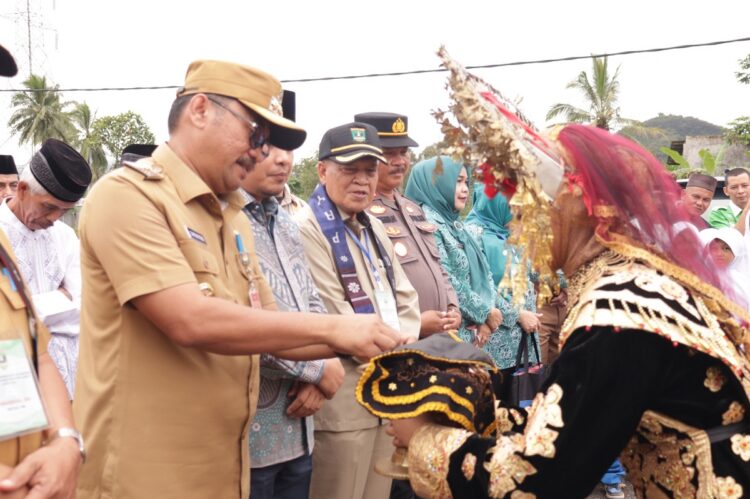 KUNJUNGAN TIM PENILAI—Pj Wali Kota Payakumbuh Suprayitno, menerima kunjungan tim penilai provinsi saat sampai di Kelurahan Koto Panjang.