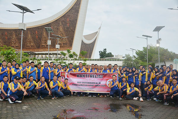 BAKTI RELIGI-Ratusan personel Polda Sumbar melaksanakan bakti religi dengan cara membersihkan Masjid Raya Sumbar dan Gereja ST Fransiscus.