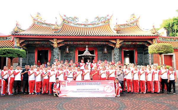 Polda Sumbar Gelar Bakti Religi di Masjid dan Klenteng 1 BAKTI RELIGI— Ratusan personel Polda Sumbar melakukan pembersihan di area Masjid Raya Pasa Gadang dan Klenteng See Hien Kiong.