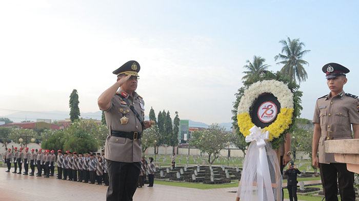 ZIARAH DAN TABUR BUNGA— Kapolda Sumbar Irjen Pol Suharyono memimpin upacara ziarah di Taman Makam Pahlawan (TMP) Kusuma, Kota Padang, dalam rangka pembinaan tradisi menyongsong HUT ke-78 Bhayangkara tahun 2024, Senin (24/6).