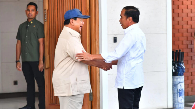 BERSALAMAN— Presiden terpilih, Prabowo Subianto dan Presiden RI Joko Widodo (Jokowi) di Bandara Halim Perdanakusuma.