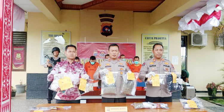 14 Pengedar Ditangkap, Salah Satunya Anak di Bawah Umur 1 PENGEDAR—Kapolres Pasbar AKBP Agung Tribawanto memperlihatkan barang bukti hasil penangkapan 14 pengedar sabu dan ganja.