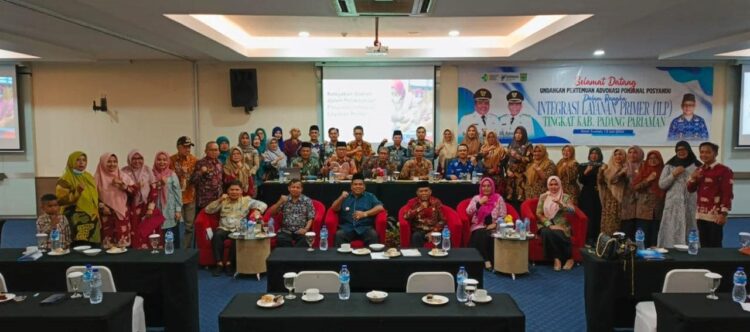 FOTO BERSAMA—Bupati Padangpariaman Suhatri Bur foto bersama saat menghadiri acara Posyandu.