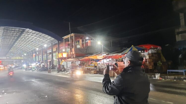 Pusat Kuliner Zona Khas Halal Payakumbuh Perlu Penataan 1 KUNJUNGI PASAR KULINER— Pj Wali Kota Payakumbuh Suprayitno saat mengunjungi pasar kuliner malam Kota Payakumbuh.