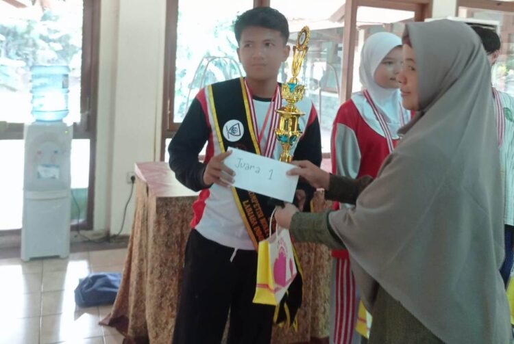 Juara Nasional di Bogor, Rahmadhan Cahaya Illahi Wakili Indonesia di Ajang Kompetisi Roket Internasional 1 JUARA— Rahmadhan Cahaya Illahi, Siswa SMAN 3 Sawahlunto berhasil meraih juara I tingkat nasional perlombaan Roket Air di Inagto Agro Village Ciseeng Kabupaten Bogor Jawa Barat.
