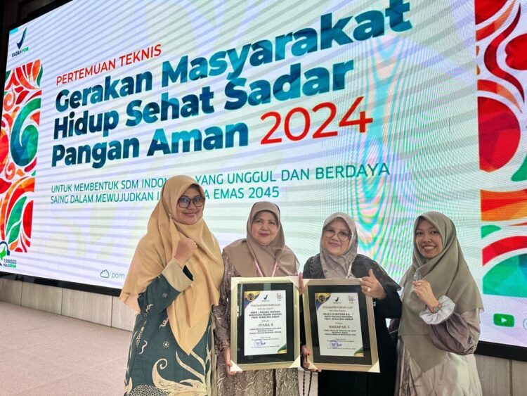 SMP 1 Padang Panjang Juara Lomba PJAS Aman Tingkat Nasional 1 PEMENANG— Penghargaan diserahkan Direktur Pemberdayaan Masyarakat dan Pelaku Usaha Pangan Olahan Badan POM RI, Ema Setiawaty, di Gedung Merah Putih BPOM Jakarta.