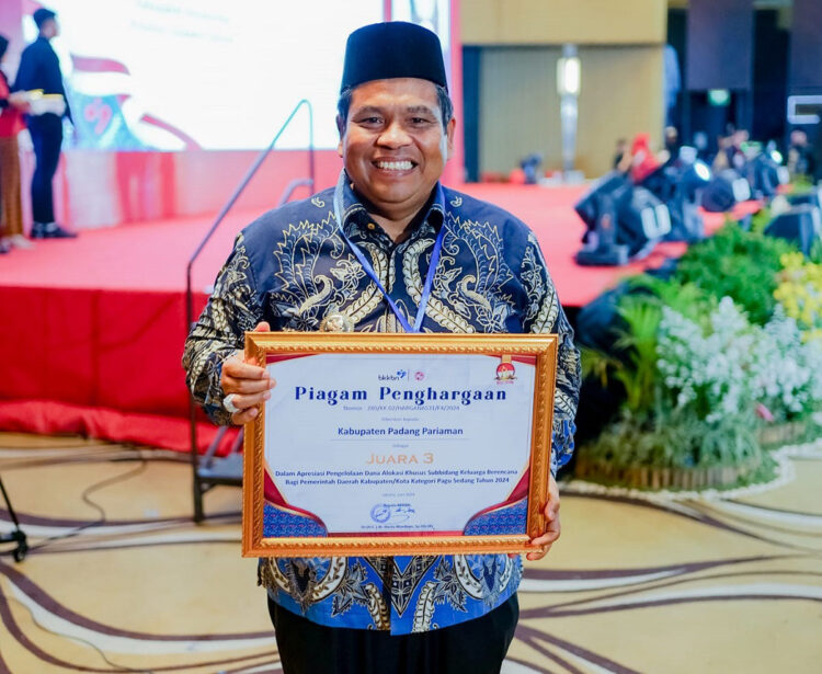 Suhatri Bur Raih Penghargaan Percepatan Penurunan Stunting 2024 1 TERIMA PENGHARGAAN— Bupati Padangpariaman Suhatri Bur saat menerima penghargaan Program Bangga Kencana & Percepatan Penurunan Stunting tahun 2024.