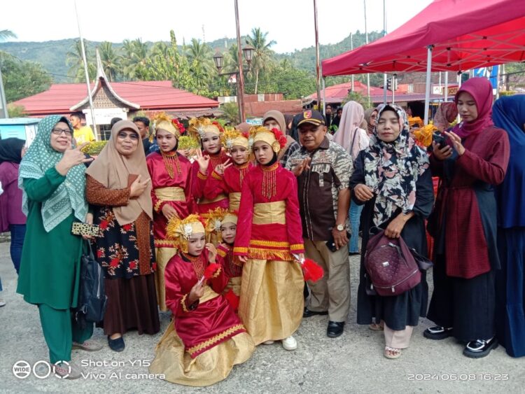 Rangkaian HUT Bhayangkara ke-78, MIN 3 Ikuti Giat “Bakaba Seni” 1 HUT BHAYANGKARA— MIN 3 Kota Sawahlunto mengikuti kegiatan “Bakaba Seni” dalam Rangka Hari Bhayangkara ke-78 Tahun 2024 bekerjasama dengan Dinas Kebudayaan Kota Sawahlunto.