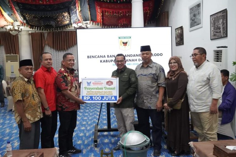 SERAHKAN BANTUAN— Owner Restoran Sederhana serahkan donasi untuk korban banjir bandang lahar dingin kepada Bupati Tanahdatar Eka Putri.